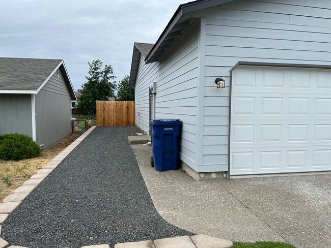 Building Photo - 3 Bedroom Home - Newly Renovated!