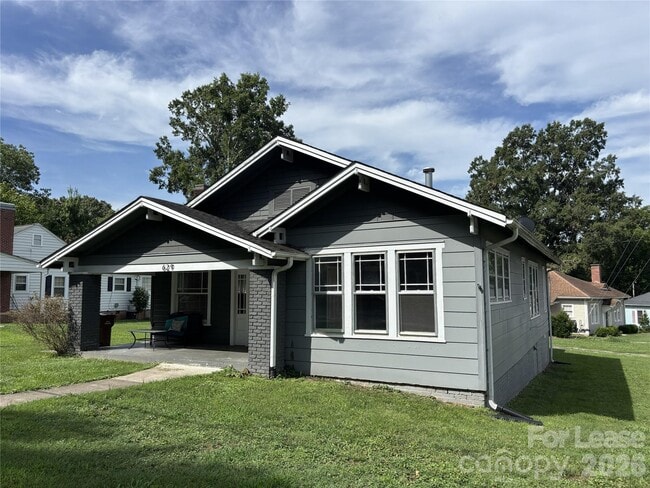 Building Photo - 629 N Cedar St