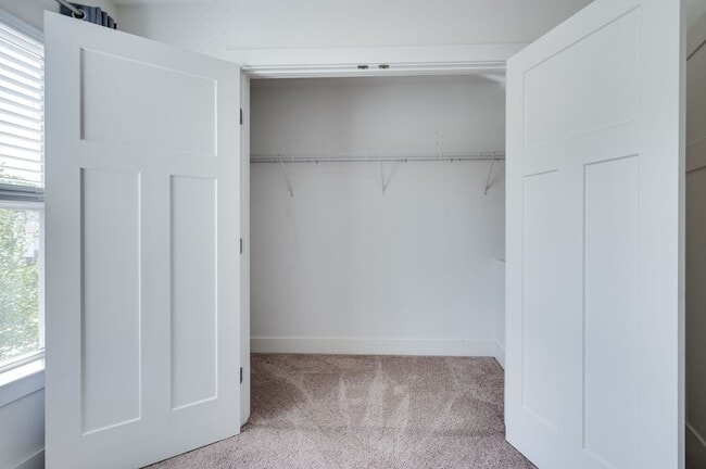 Building Photo - Beautiful 2BE/2.5BA townhouse located in the very desirable Nations!