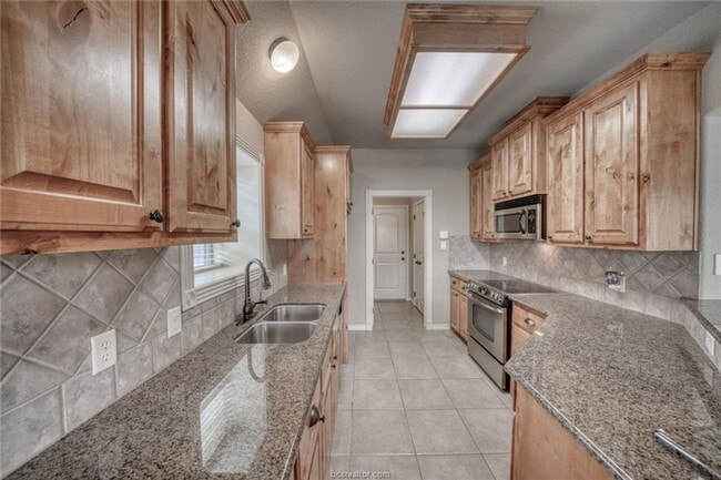 Building Photo - Available August 2026! Adorable 3/2 House in South College Station!