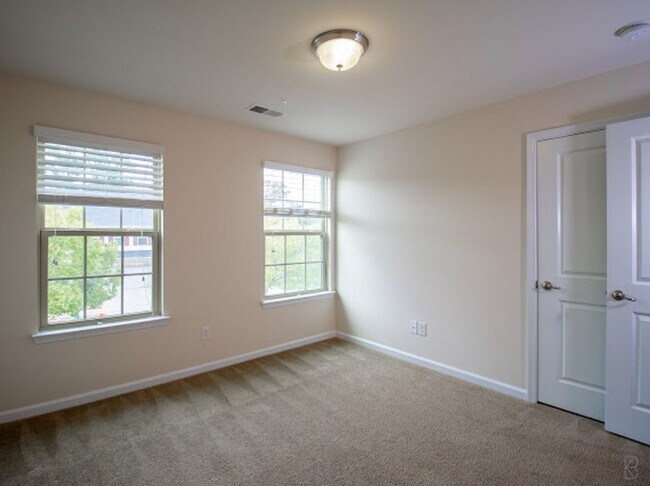 Building Photo - Minutes from Uptown!