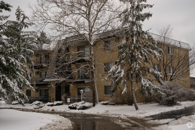 Building Photo - 10S472 Echo Ln