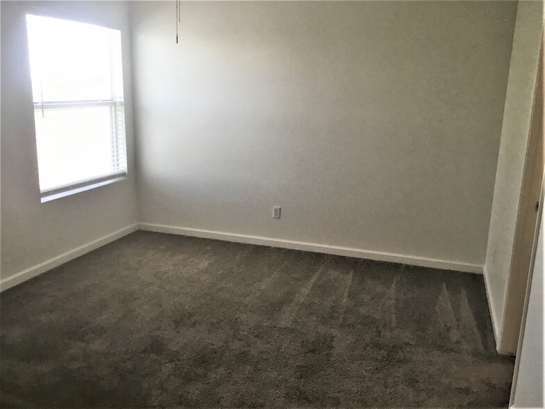 Building Photo - 10244 Shawna St NW