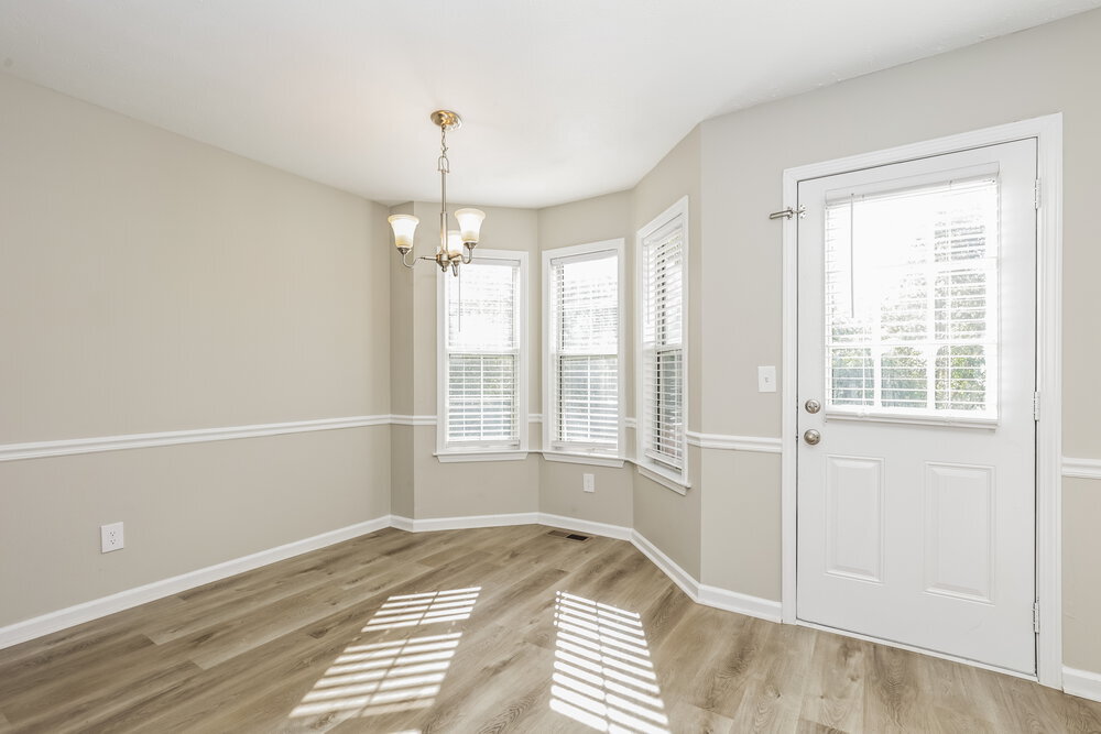 Building Photo - 610 E Lake Cove