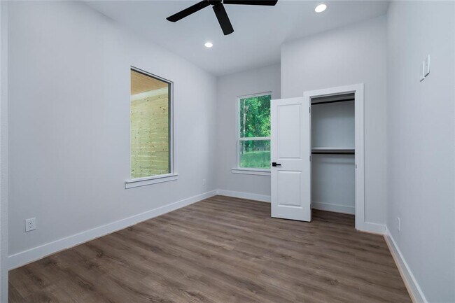 Building Photo - 354 Peach Pt Ln