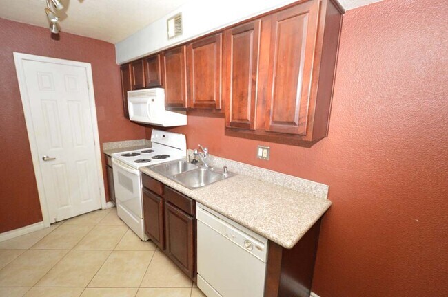 Building Photo - 2nd Floor Condo in a Gated Community