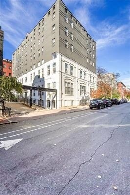 Building Photo - 1024 Clinton St