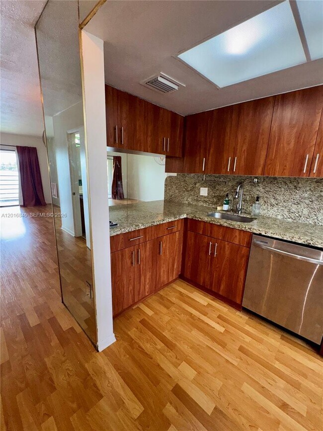 Building Photo - 2762 W 60th St