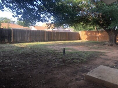 Building Photo - "Charming 3-Bed, 2-Bath Haven on 68th Street, Lubbock - Perfectly Cozy at 1088 Sq Ft!"