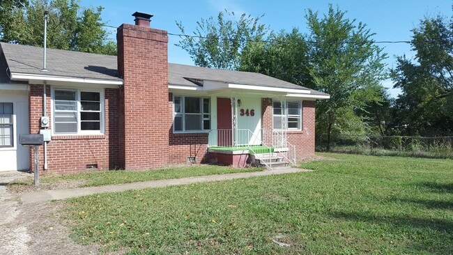 Building Photo - Spacious 3 bedroom and 1 bathroom