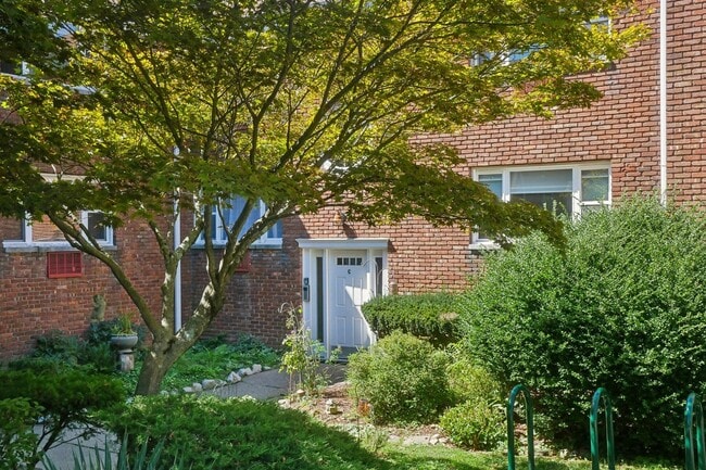 Building Photo - 300 Claremont Ave