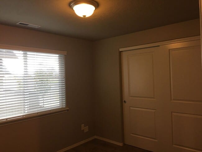 Building Photo - 2 Bedroom 1 Bath Cottage in SW Redmond