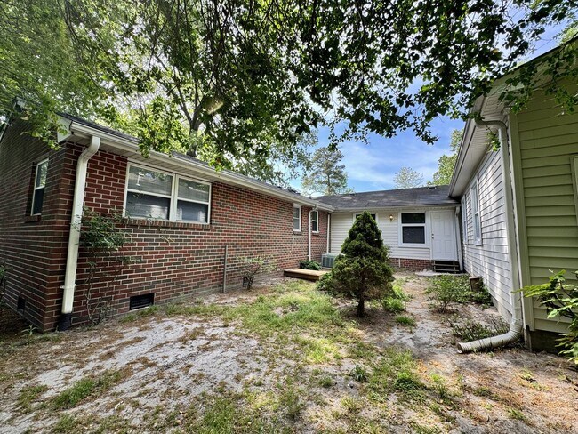 Building Photo - Recently Updated 4-Bedroom Ranch Home w/a 2 Bedroom Guest Cottage! Ready 04-23-26! Pet Friendly Home