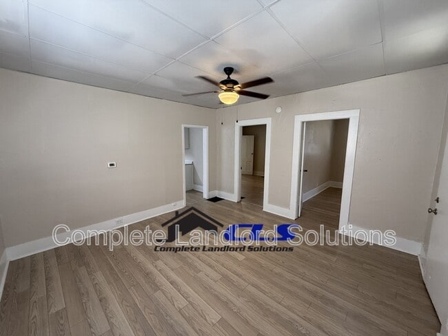 Building Photo - 2132 Blaine Ave
