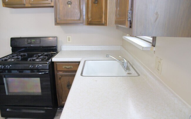 Building Photo - 3 Bed 1.5 bath Single Family Home