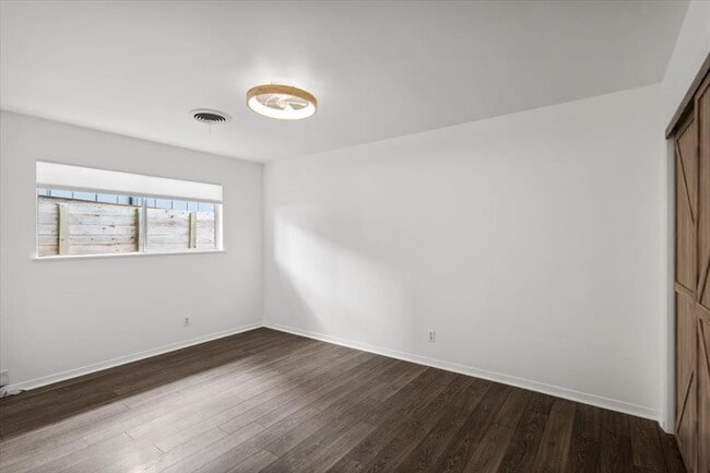 Building Photo - 1717 Bluebonnet Ln