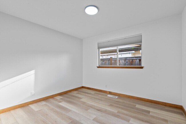 Building Photo - 4Bd/1.75Ba Seattle House