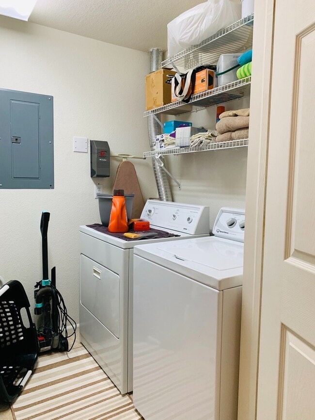 Building Photo - 2 Bedroom, 2 Bath Condo with an attached g...