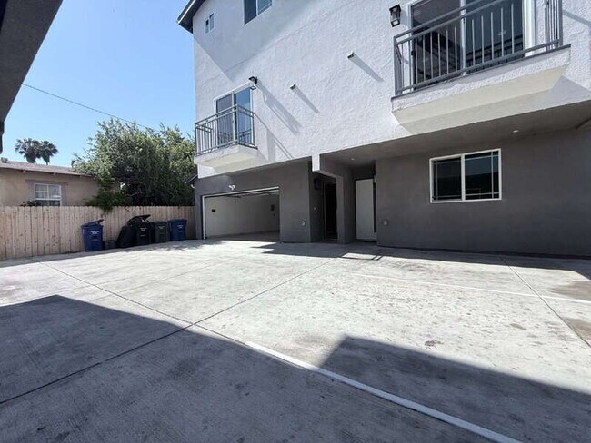 Building Photo - 1731 E 68th St