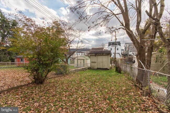 Building Photo - 327 E 9th Ave