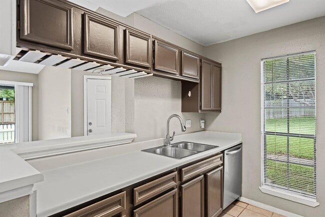 Building Photo - 1601 Faro Dr