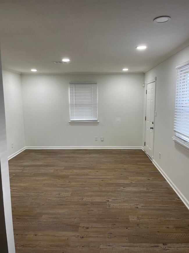 Building Photo - Newly Renovated!