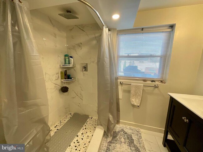 Building Photo - 6822 Donahue Ct