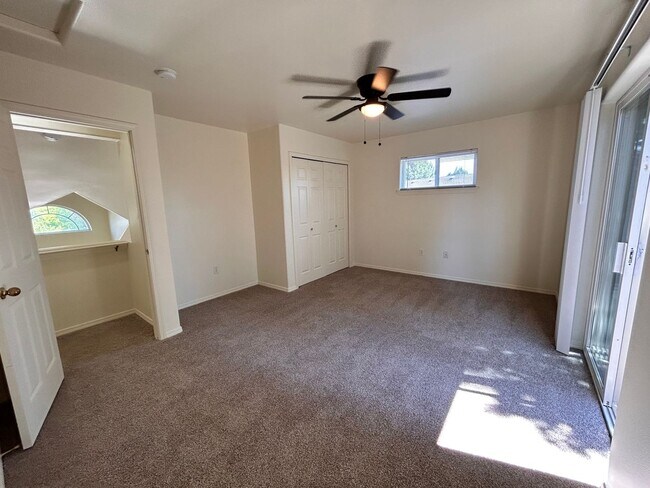 Building Photo - 2 Bed/2 Bath Apartment in NE Bend - Worthington Court