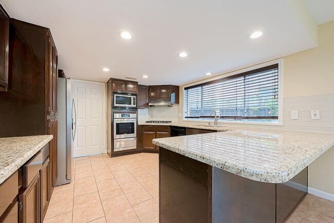 Building Photo - 2039 Shorewood Ln