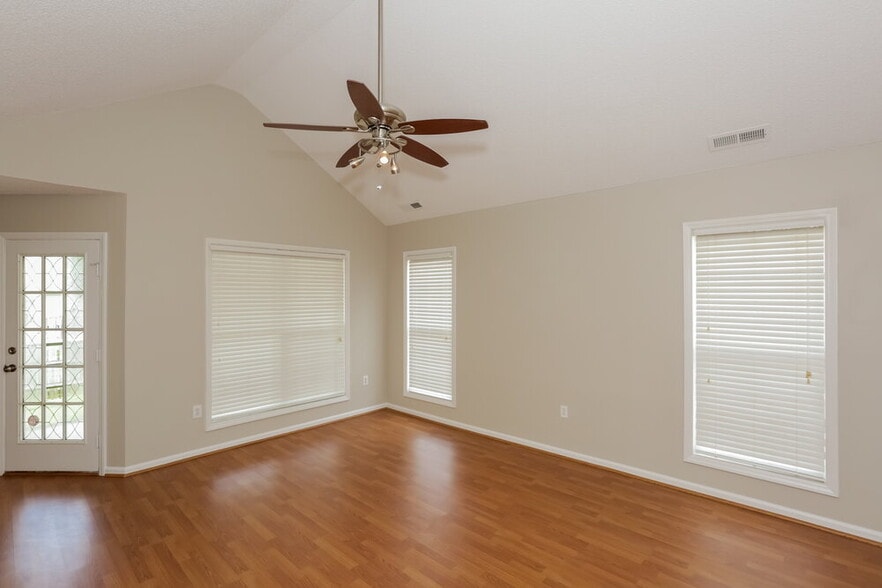 Building Photo - 310 Tamarack Dr