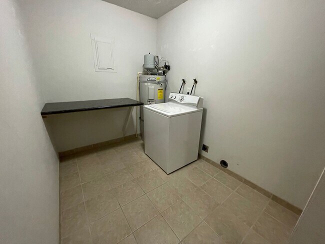 Building Photo - Application Pending - 2 Bedroom Condo for Rent - Hood River