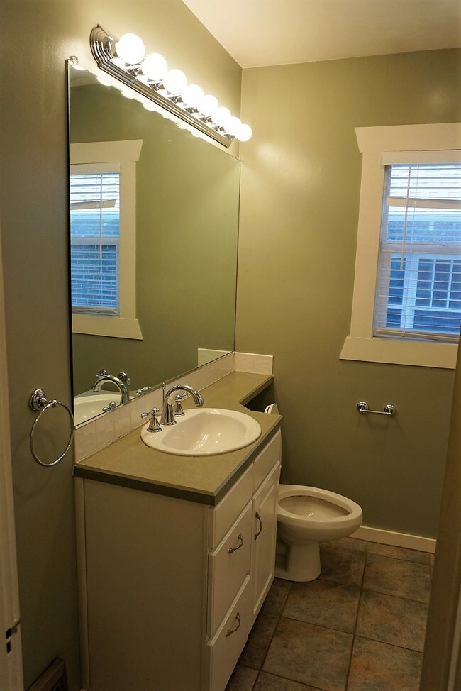 Building Photo - 717 S Emerson St