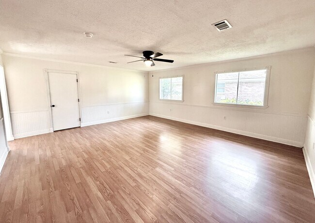 Building Photo - 325 Marilyn Dr
