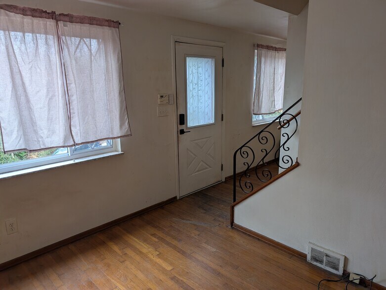 Entrance-livingroom - 469 Reed St