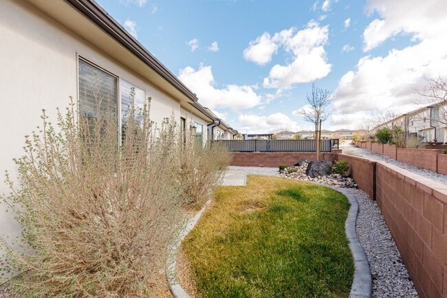 Building Photo - 4 bed | 2 1/2 bath | 2 car garage in Desert Canyon with washer/dryer/fridge