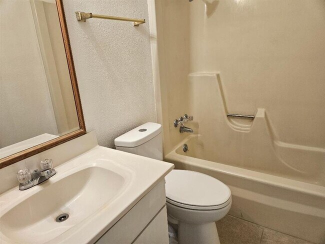 Building Photo - 1511 W Mesa Park Dr