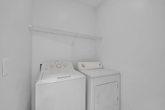 Building Photo - FREE RENT FOR THE MONTH OF NOV 25 | RENOVA...