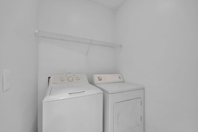 Building Photo - FREE RENT FOR THE MONTH OF NOV 25 | RENOVATED 3 BEDROOM 2 BATHS TOWNHOME