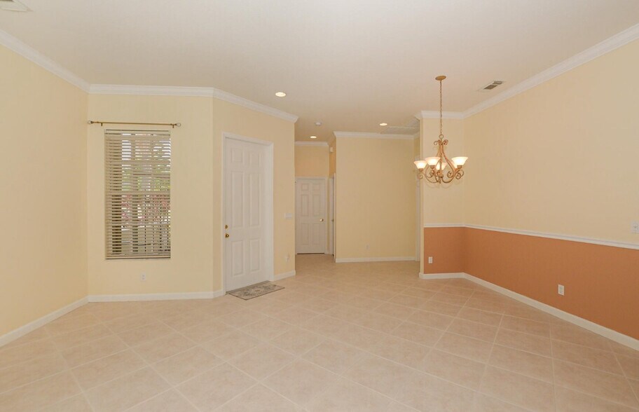 Building Photo - 798 SW Munjack Cir