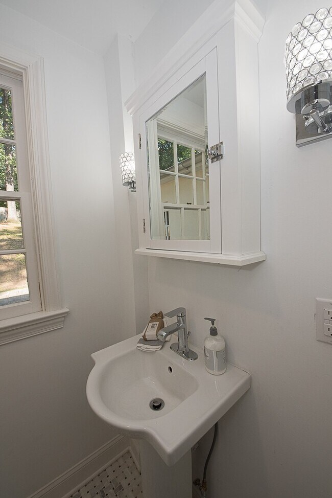 Building Photo - Luxury 4 Bed / 2.5 Bath Home - Great Wayne Location