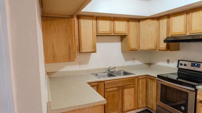Building Photo - Lovely 2-Bedroom Townhouse in Central Toledo