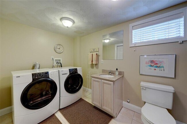 Building Photo - Providence/Elmhurst – Gorgeous Single Fami...