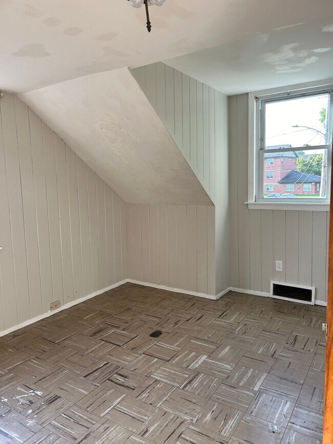 Building Photo - Lovely Home! Spacious home! Large front & back yard! Garage!