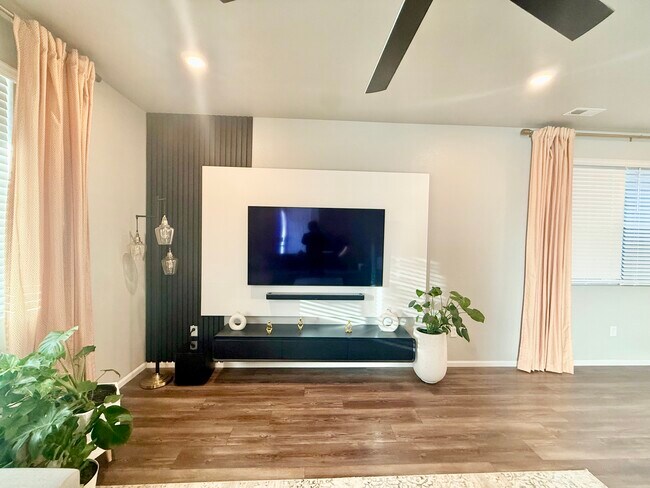 Building Photo - 12248 Dairy St