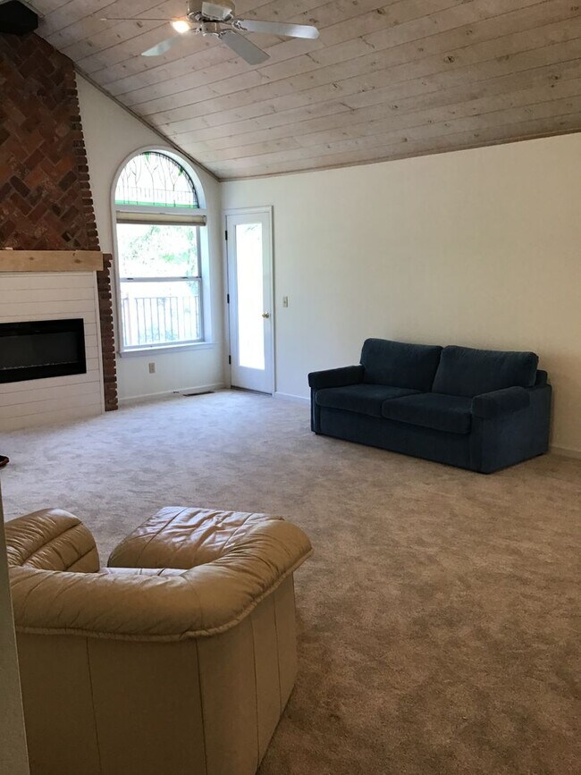 Building Photo - Beautiful Lake Wildwood Home on Cul-de-sac