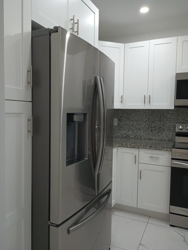 Building Photo - 3820 E 9th Ln