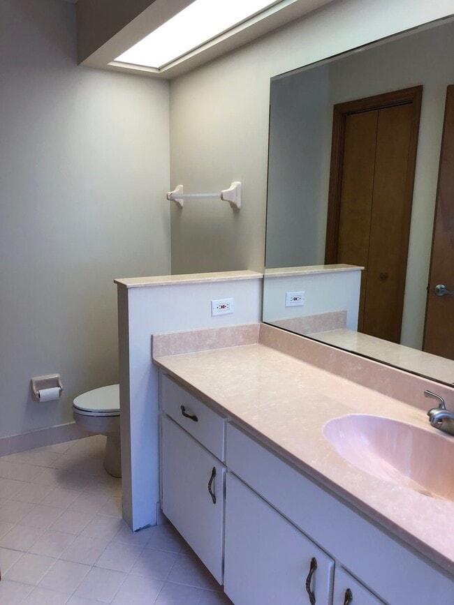 Building Photo - Large 3 Bedroom/2 Bathroom Single Family Home