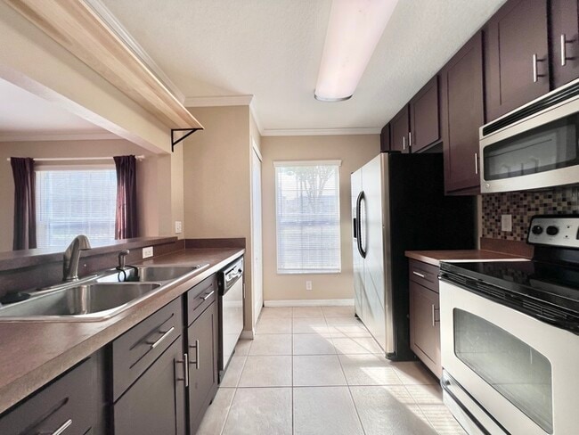 Building Photo - Gorgeous 3-bedroom, 2 1/2-bath End Unit To...