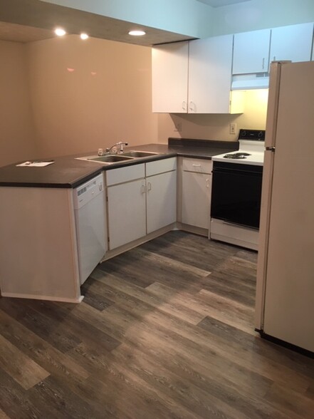 Kitchen furnished with dishwasher and garbage disposal - 1408 3rd Ave