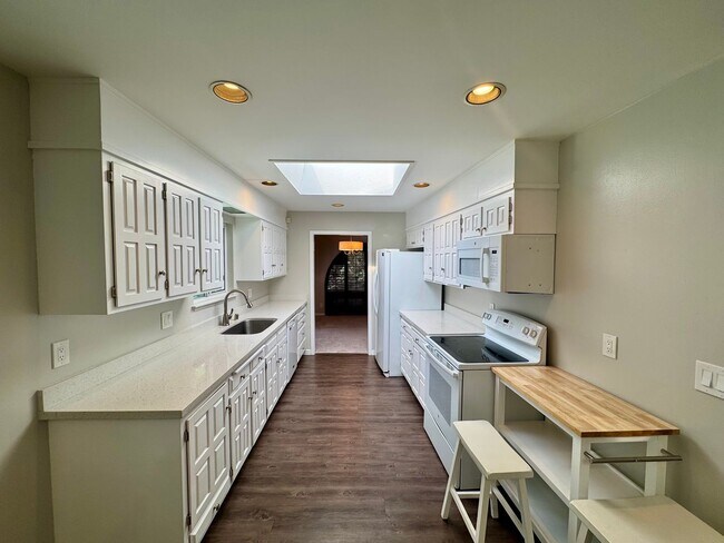 Building Photo - Spacious Single Level Home with Swimming Pool in Alamo Available Now!